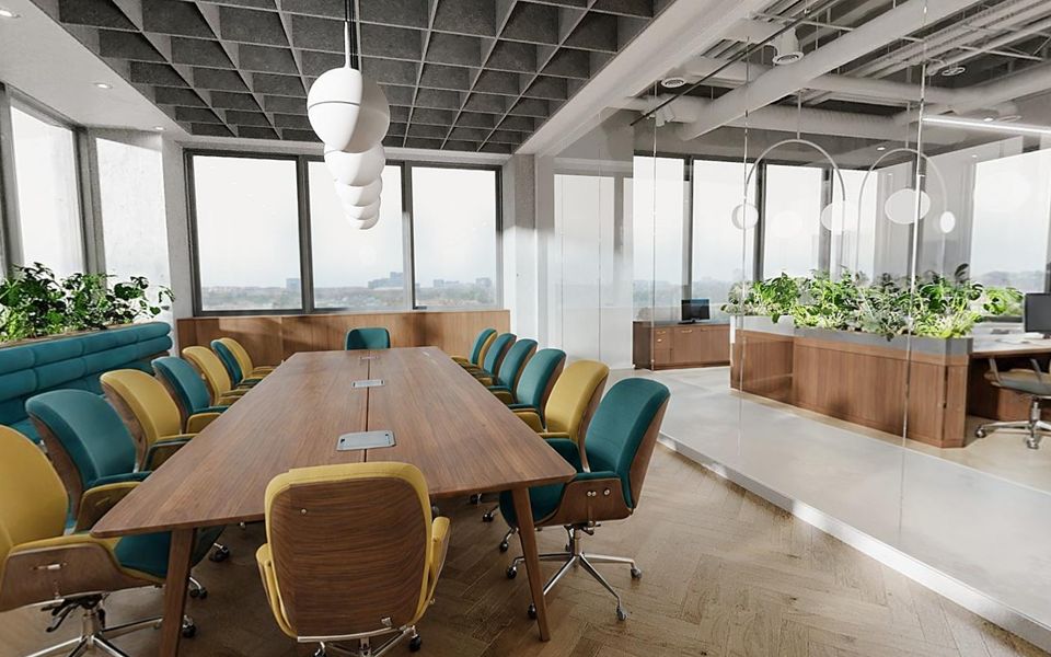 La même salle relookée Années 50-60 : noyer, fauteuils jaunes et bleu canard