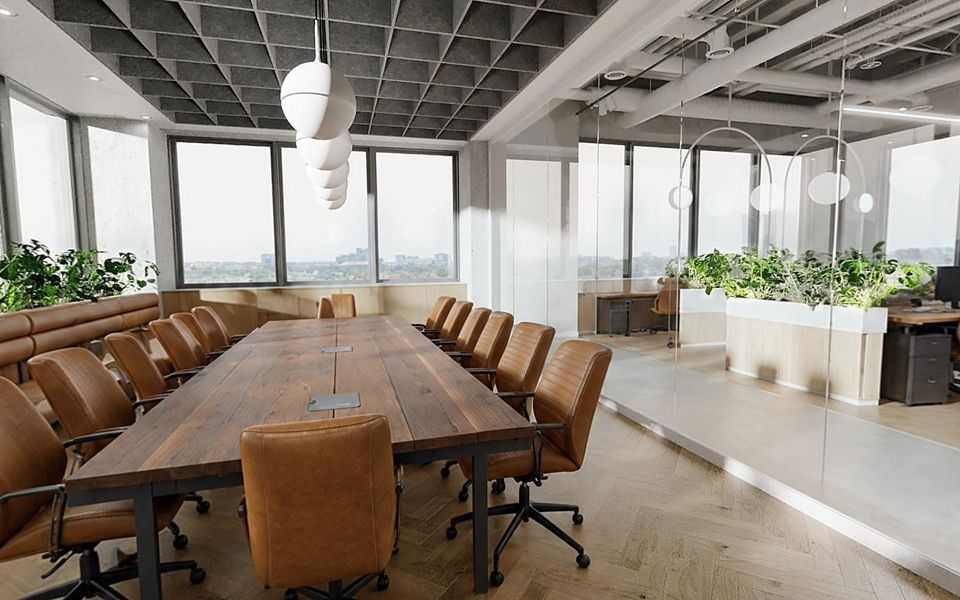 La même salle relookée Industriel : bois foncé et fauteuils en cuir